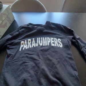 Parajumper tröja - Den är i gott skick storlek är typ 150-155  kom priv för fler bilder.