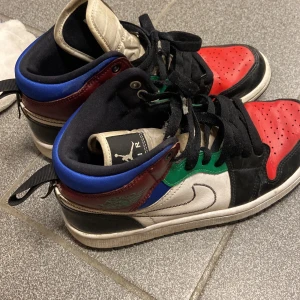Air Jordan 1 Mid SE "Multicolor" sneakers - Air Jordans 1 Mid SE ”multicolor”, helt okej skick. Storlek 37,5, 6,5 US. Ny pris 570€. Inget kvitto finns kvar.