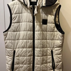 Moose väst - Knappt använd  Köpt förra sommaren men den var för stor och orka inte skicka tillbaka  Vill ha 1000kr för den