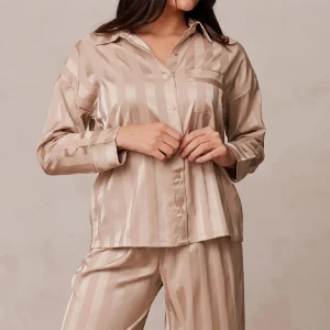 Satin pyjamas  - Pyjamasset i satin från Lounge. I fint skick då nt använd så mke. Delarna är köpta separat, inköpt för 825kr