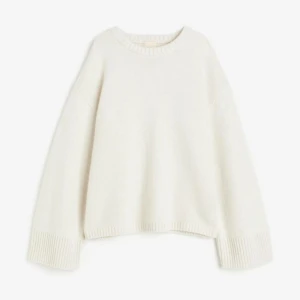 Kashmir tröja - Säljer min absoluta favorittröja i kashmir och ull då den tyvärr inte kommer till användning längre. Köpt för 1499kr. Superbra kvalite! Passar till allt. Den sitter som en xs❤️