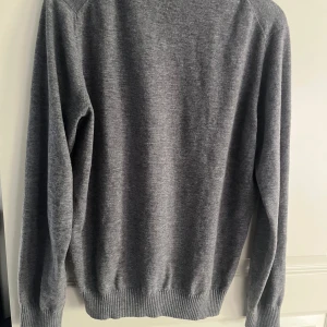 Kashmir tröja från Massomi Duti - Säljer denna feta Kashmir tröja från Massomi Duti🔥 Den är i storlek L men den sitter som storlek M, skicket är 10/10🔥 in princip helt ny.  Priset på denna helt ny ligger på ca: 2000kr men mitt pris är 399kr. Hör av er vid minsta funderingar😁