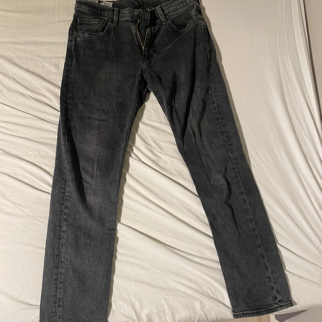 Gråa Levis jeans  - 90