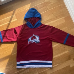 Colorado avalanche hoodie - Säljer denna fina tröja pga att den är för liten. Skick 9/10 då den endast är använd några gånger och inga defekter. Bara att höra av sig vid funderingar!