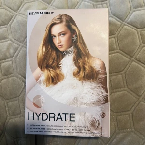 Kevin.Murphy Hydrate Me Kit  - Kevin Murphy kit som innehåller:  Hydrate-me wash (shampoo) ordinarie pris 329:- Hydrate-me rinse (conditioner) ordinarie pris 329:- Bedroom hair (hairspray) ordinarie pris 329:-  Aldrig använda och aldrig öppnade!