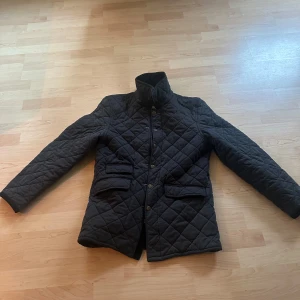 Morris Jacka  - Säljer en riktigt snygg och elegant Jacka från Morris, perfekt nu till vintern, jackan är i ett väldigt bra skick då den knappt är använd, hör av er vid intresse av jackan🧥