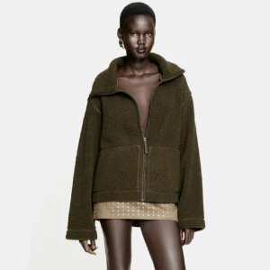 Grön teddy jacka - Säljer min jätte fina Teddy jacka från hm i storlek Xs. Köpte den för två dagar sen. Säljer pga att jag vill köpa en annan grej💕 inga defekter