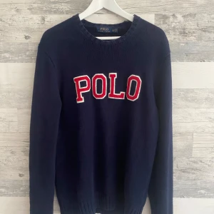 Ralph Lauren Kofta - Tja! Säljer en riktigt fet stickad tröja som är perfekt nu till höst och vinter. Storleken är xs men passar mig perfekt som är 184 | Skicket är bra och tveka inte om funderingar 💯