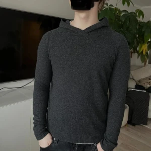 Kashmir hoodie - Säljer en riktigt fet kashmir hoodie på grund av att jag inte använder den längre.    •Ny skick • Kan gå ner i pris vid snabb affär! • Använd ett fåtal gånger • Hör gärna av dig vid intresse!