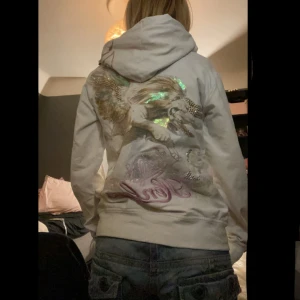 Henleys hoodie❤️ - Super snygg Henleys hodie med cool baksida❤️