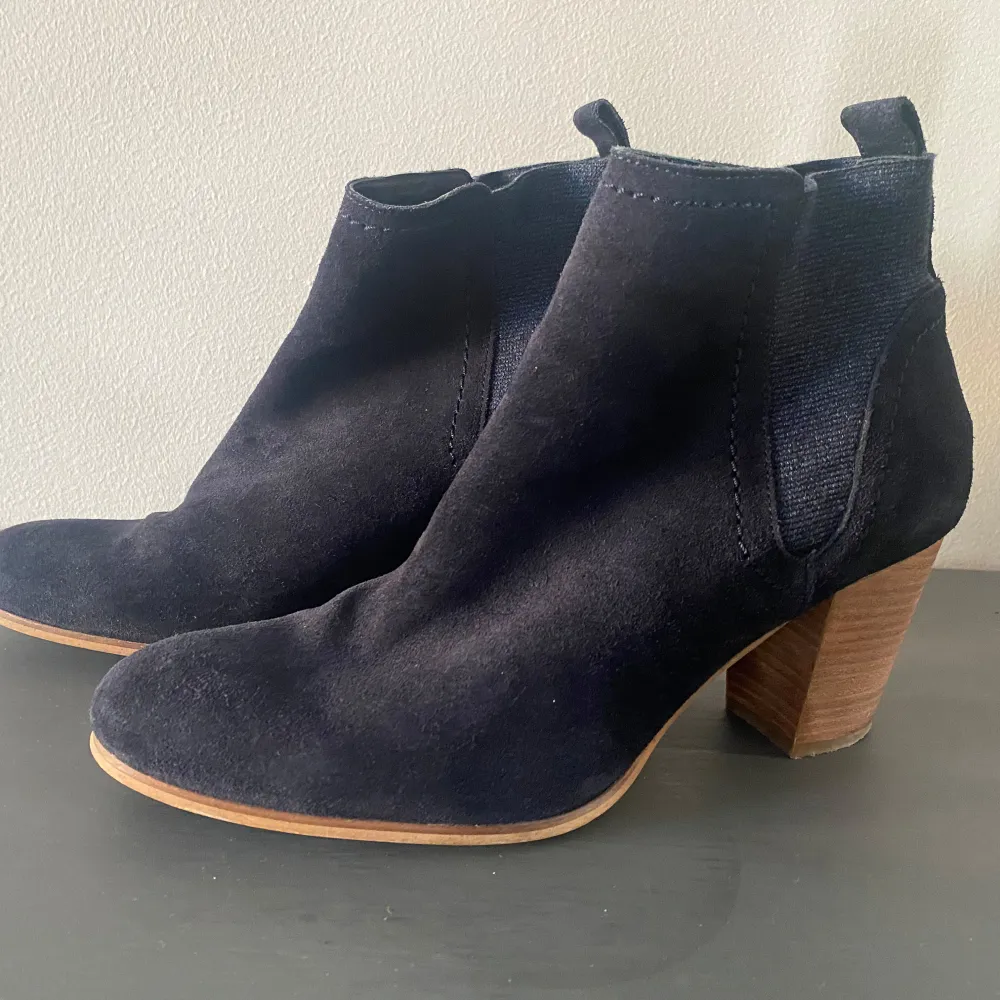 Mörkblåa mocka boots med klack i strl 41 från Tommy Hilfiger.  Endast använda en gång och är i nyskick.  Kommer från ett djur och rökfritt hem.. Skor.