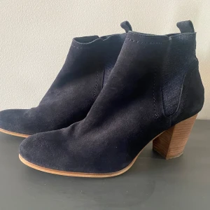 Mörkblåa mocka boots med klack i strl 41 från Tommy Hilfiger. - Mörkblåa mocka boots med klack i strl 41 från Tommy Hilfiger.  Endast använda en gång och är i nyskick.  Kommer från ett djur och rökfritt hem.