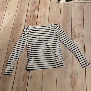 randig tröja - fin randig tröja som är för liten❤️ använd typ 1 gång och köpt för 100 kr❤️