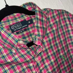 Ralph Lauren Skjorta - Tuff multifärgad skjorta från Ralphlauren i extra tunnt material i storlek M.