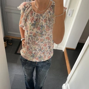 Blommig topp - Blommig kortärmad volangtopp från Esprit i storlek S. Fint skick. Använd gärna köp nu!