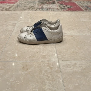 Valentino Open 43-44 - Tja! Säljer ett par valentino opens. Storlek 43 men passar 43,5 och 44. Skick 7/10. Kommer med låda! 🗃️ Original självklart! Pris är ej hugget i sten 🪨!! Tveka inte om du har några frågor! ✅📢