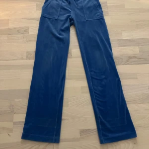 Blå juicy byxor - Blå juicy byxor i fint skick nästan aldrig använda då det bara legat i garderoben så det ör färdör jag säljer dom. Pris kan diskuteras.