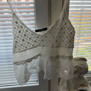 Säljer min vita topp - Säljer min vita topp med virkningar av rosor! Bra skick ! Hör av er för eventuella frågor