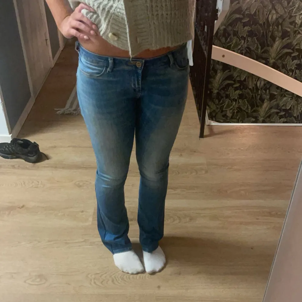 Säljer dessa super snygga lågmidjade bootcut jeansen skriv gärna om ni är intresserade eller undrar något 💕. Jeans & Byxor.