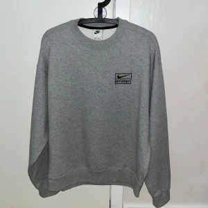 Nike Stussy Sweatshirt - Nike x Stussy sweatshirt, storlek S men oversized fit. Aldrig använd så i nyskick.