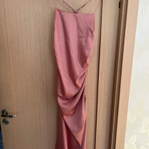 Långklänning  - Kommer inte ihåg var den är köpt men bara använt 1 gång så i väldigt bra skick.