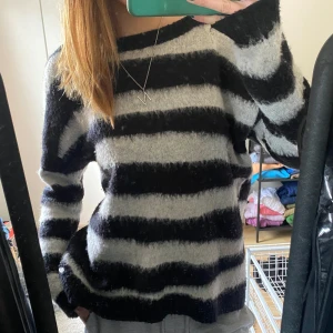 Stickad tröja  - Superfin randig stickad tröja i S/M🥰