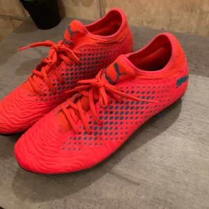 Fotbollsskor puma - Ett par dubbar fotbollsskor som är i jättebra skick och de är jättesköna. I storlek 43. Skriv ifall du undrar något