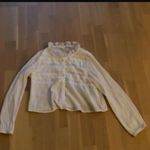 Snygg blus - Vit blis med spets. Så snygg men nu tyvär för liten. 