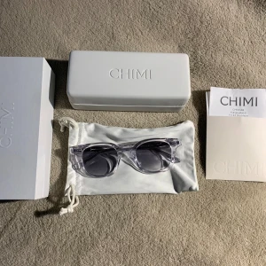 CHIMI 02 Clear  - Riktigt snygga Chimi solglasögon i färgen ”Clear” och modellen ”02” Dessa är köpta i Chimis butik på Hötorget och  har nästan aldrig används, helt i nyskick! Allt finns med! Kvitto, box, fodral! Nypris 1400 kr, skriv om du är intresserad!🤗😁