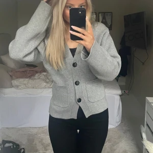 Kofta  - Tröja från Gina tricot. Helt slutsåld på nätet och i butik. Kommer tyvärr inte till användning. Helt oanvänd💗