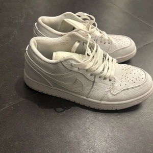 Air Jordan 1 Low  - Vita Jordan low, väldigt bra skick