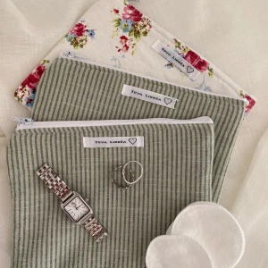 Platt necessär  - Handsydd platt necessär av återvunnet tyg. Toppen till småsaker som nycklar och kort som lätt försvinner i väskan! Storlek: 18x14 cm  🔑🩷🌺🌿