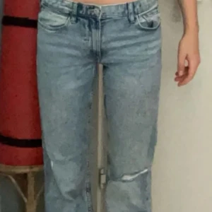 Straighta / raka jeans !! - Säljer dessa jeans då de inte är min stil längre och de har även blivit för korta. De är i mycket bra skick och har inga defekter. De är köpte från hm för ca ett år sedan. 