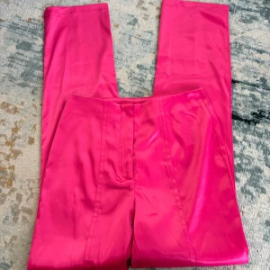 Kostymbyxor  - raka kostymbyxor i satin material!  Aldrig använda 💓