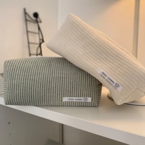 Grön necessär  - Grönrandig handsydd necessär i återvunnet tyg 💚 Perfekt storlek för alla sminkprodukter! 20x12x9 