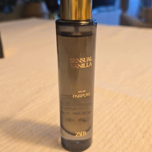Zara sensual vanilla 30 ml - Köpte denna förra veckan men det blev fel. Sprayad av den 2 gånger så nästan allt är kvar. 