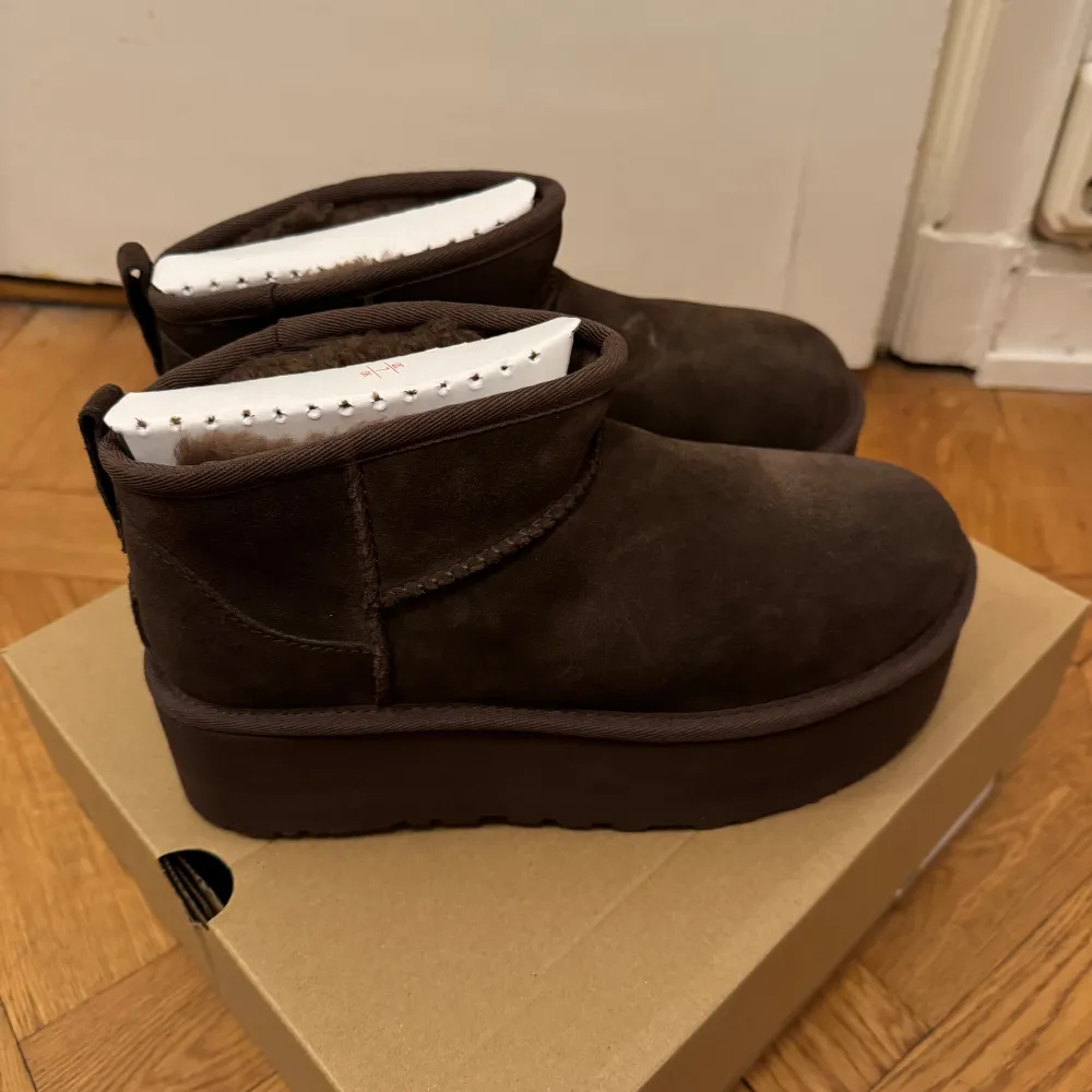 Uggs Ultra Mini Platform i originalkartong. Köpta förra hösten men är aldrig använda. Nypris 2199:-.. Skor.