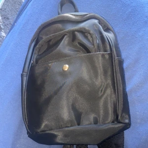 Snygg mini svart väska  - Dene liten,  köpt den utomlands för nåra år sen, har använt den nåra gånger och den är inte sönder, skriv om nie intresserad 