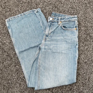 Weekday jeans - Jeans från Weekday! Säljer då de tyvärr är för små. Är använda men i bra skick! Hör av dig vid intresse eller frågor💗