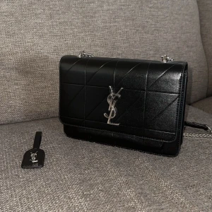 YSL Väska - Säljer nu en ysl väska. Superfint skick, inget trasigt, kedjan är hel. Kan mötas upp i Göteborg/mölndal, kan även skicka och då kostar frakten 60kr. Hör av er för fler bilder eller info, tryck inte på köp nu!