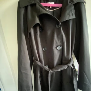 Trenchcoat i svart från Only - Medellång, i ny skick har bara haft på mig den två gånger. Köptes för 600 i mars
