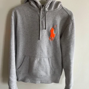 Ralph lauren hoodie - Ralph lauren hoodie | size S passar mig som är 180 perfekt | nypris 1600 mitt pris 399 | hör av er vid frågor och funderingar 
