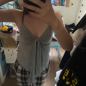 Gina Tricot topp - Jättegullig topp från Gina tricot. Halt oanvänd, endast testad. Säljer för att jag inte känner mig helt trygg att gå ut i sånna kläder. Inga fel på produkten. Skriv om fler frågor eller bilder🥰