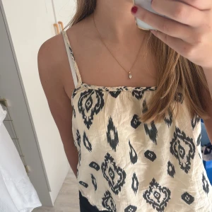 Mönstrad knut topp från zara - Jättefin topp från zara med coola mönster. Knappt använd.