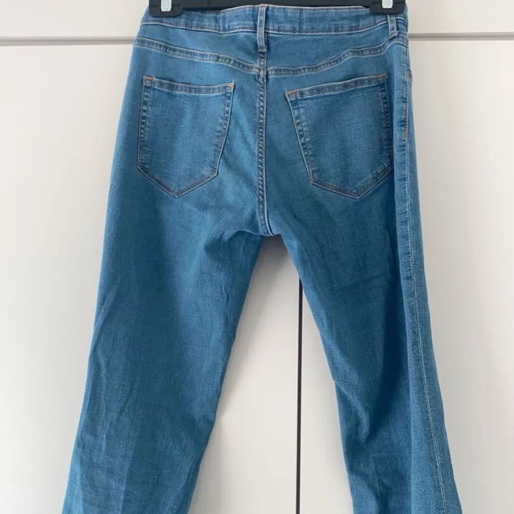 Ett par Low waist flare jeans med justerbar midja, märket är H&M och är i storlek 170💕 köpta från sellpy i nyskick och har fortfarande inte kommit till användning☀️. Jeans & Byxor.