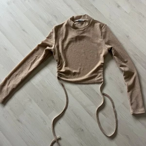 Fest topp med öppen rygg  - Skiiitsnygg glitter fest topp med öppen rygg!! Älskar älskar älskar men den är lite för liten för mig, sjukt synd för den är sååå sjukt snygg!! Knyte i ryggen så jag skulle säga att den passar S/M/L 🥳