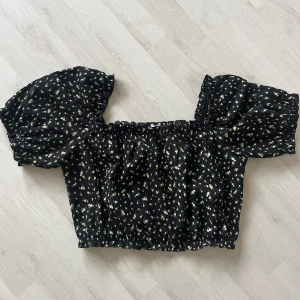 Blommig topp - En blommig, kort och fin topp som är alldeles för liten för mig! Använt några gånger, säljer för att jag alltid väljer andra toppar framför denna!🌸