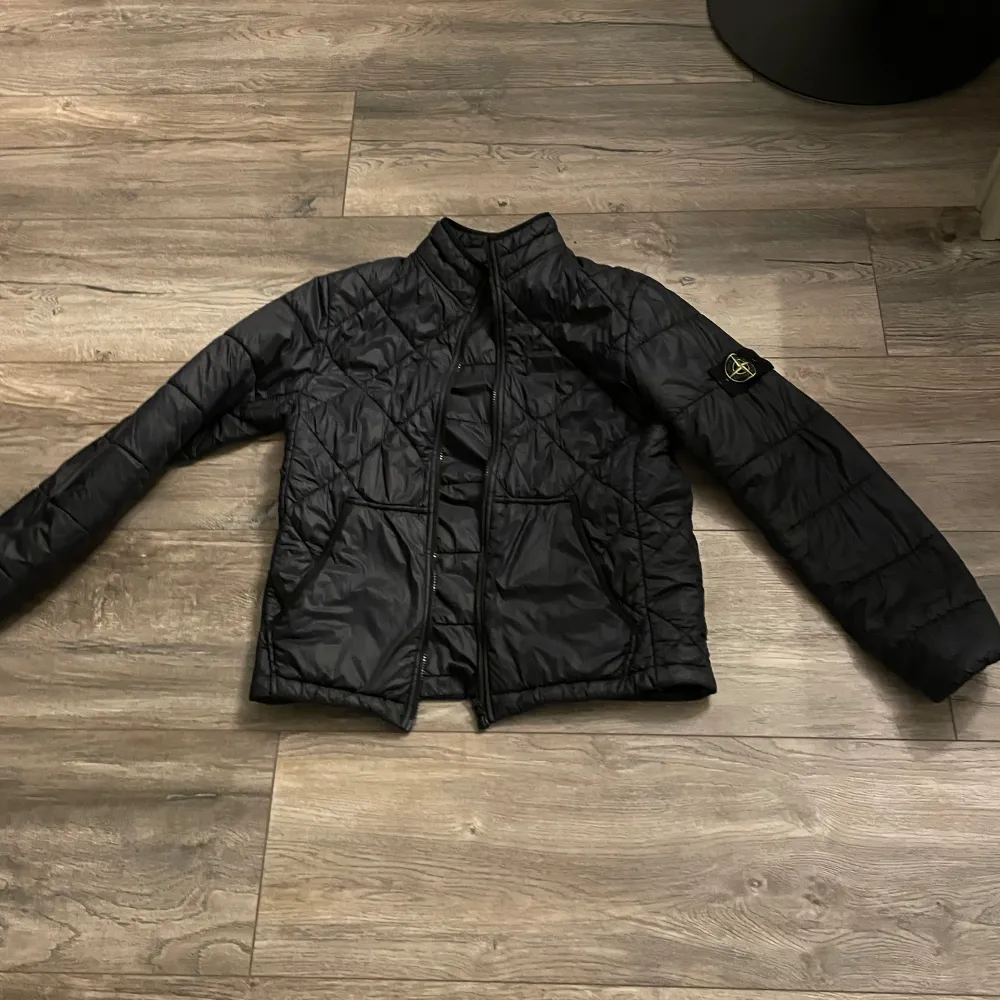 Stone island jacka nyskick andvänd Max 5 gånger. Köpt i butik i london. Skick 9/10.  Säljer pågrund av att den inte passar längre. Nypris. 6000. Jackor.