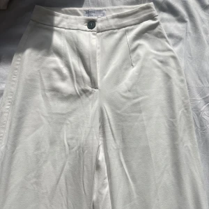Kostymbyxor  - Vita vida kostymbyxor från Berskha.  Byxorna är i ett väldigt bra skick då jag inte kunnat använde de pågrund av att de varit för stora. 