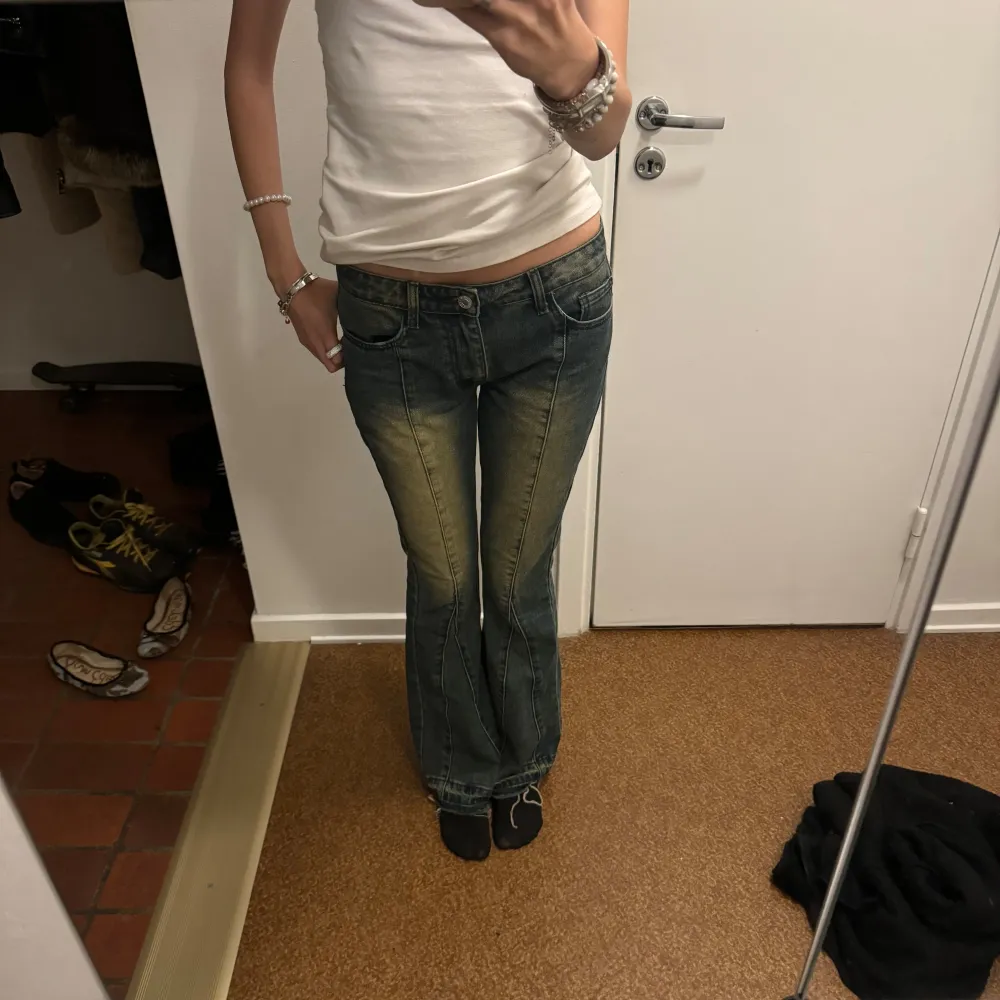 Jeans från boohoo i storlek 36, jag är 175cm lång för referens 💕. Jeans & Byxor.